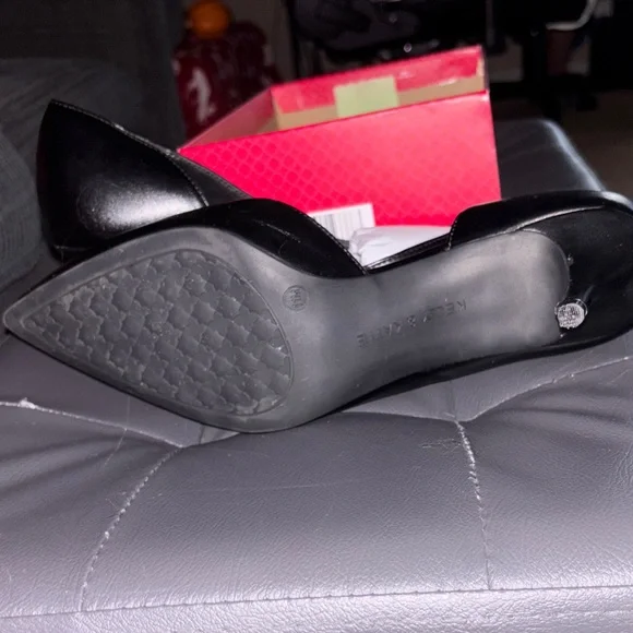 Chic Black Women's Heels - Picture 3 of 6